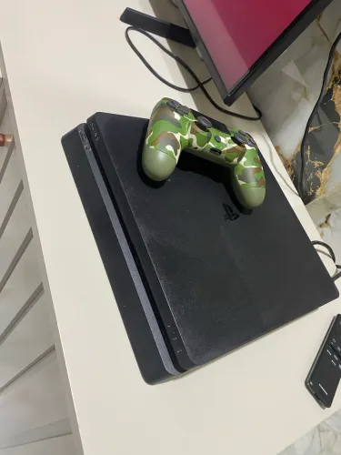 PS4 slim + 3 jogos
