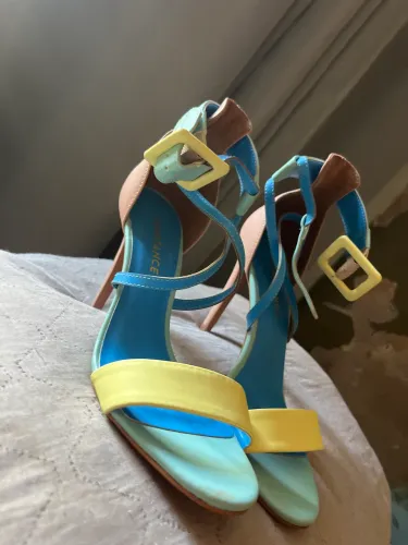 A sandália da imagem é um modelo color block da marca Constance