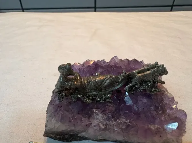 Escultura de Homem em Trenó com pedra ametista antiga usada - leia