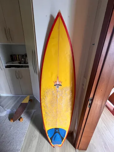 Prancha de Surf Hennek Usada com Deck Antiderrapante