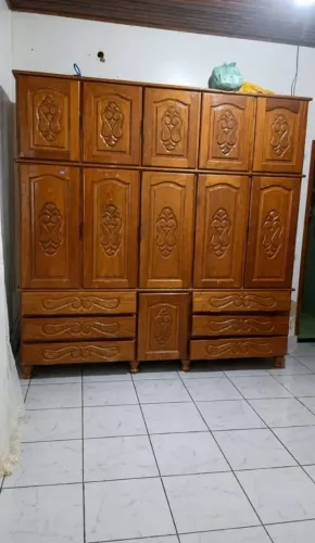 Guarda-roupa de madeira