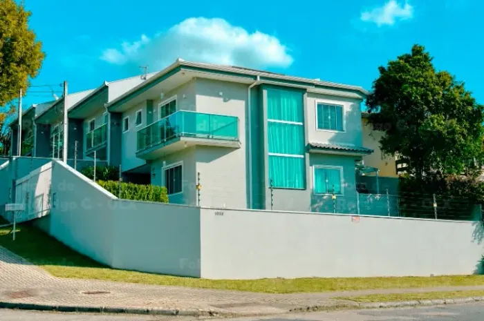 SOBRADO DE ESQUINA | TERRENO AMPLO 220m² | 3 QUARTOS