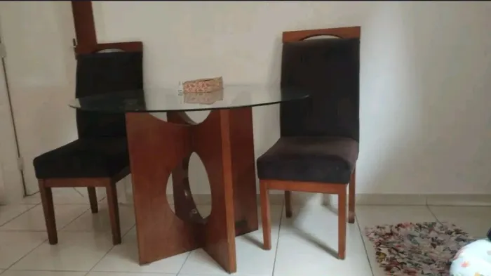 Vende-se uma mesa de vidro com duas cadeiras