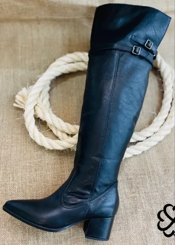 Bota com saltinho em couro cano alto 