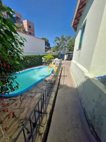 Maravilhosa casa duplex no bairro Santa Amélia.
