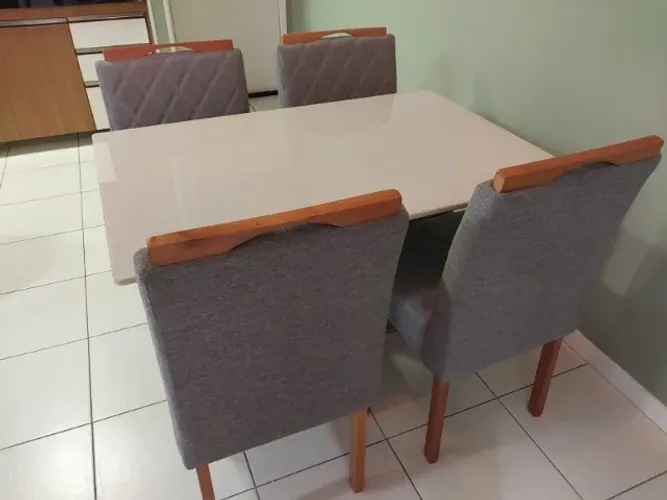 Mesa de jantar com 4 cadeiras