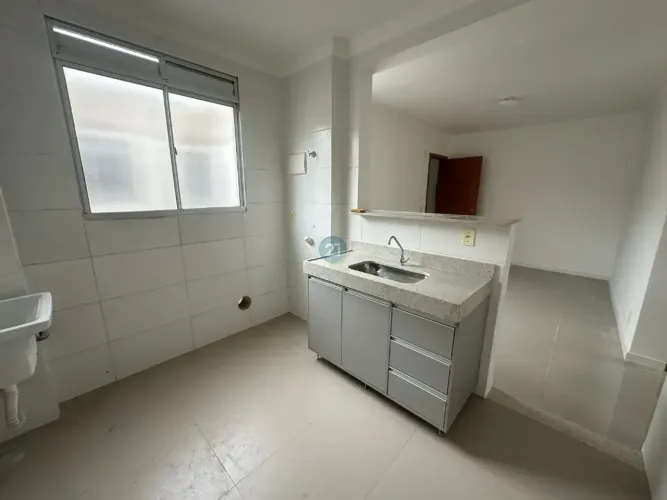 Alugo apartamento com 02 dormitórios, sala para 02 ambientes, 01 cozinha com móvel, 01 ban