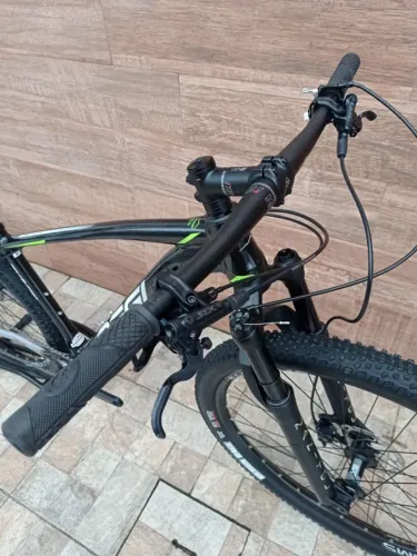 BICICLETA 29X15 BIG WHEEL OGGI 7.4 SLZX 12V PRETO/VERDE/CINZA 2023