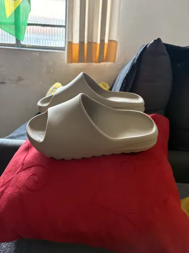 chinelo slide nuvem yeezy bege