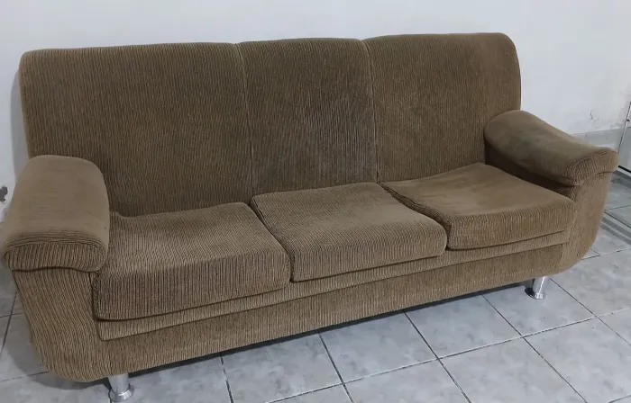 Vendo 2 sofás de 2 e 3 lugares.