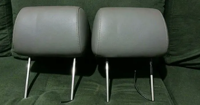 Encosto de cabeça de carro com tela.