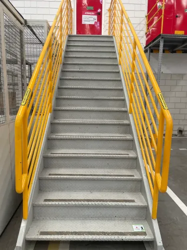 Escada de aço com corrimão
