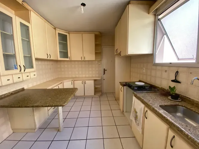 Apartamento 3 Dormitórios com 96m², Andar Alto e Vista Mar.