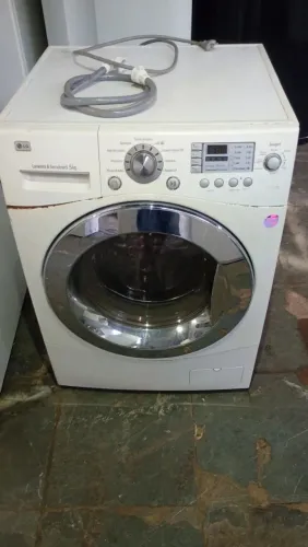 Máquina de lavar roupa lava e seca