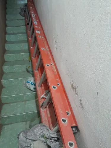 Vendo essa escada bem conservada em ITAREMA-CE 