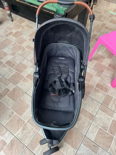 Carrinho de bebê e bebê conforto 