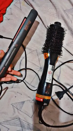 Escova secadora Britânia e chapinha finalizadora mondial rose gold