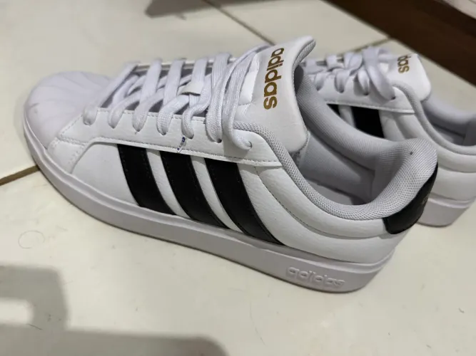 Tênis adidas
