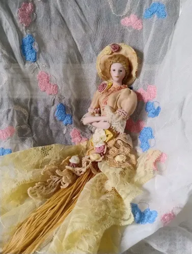 Half Doll pendente porcelana antiga