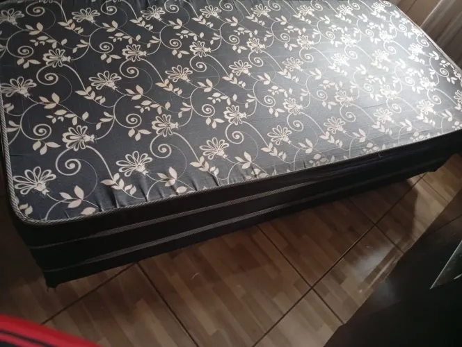 Vendo duas base de cama de solteiro R$100, 00 cada