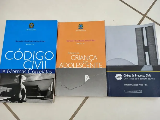 Kit com 3 livros de Direito - Códigos e legislação