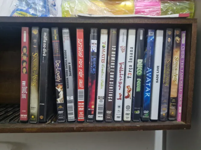 DVDS DE FILMES INCLUINDO SERIES COMPLETAS.