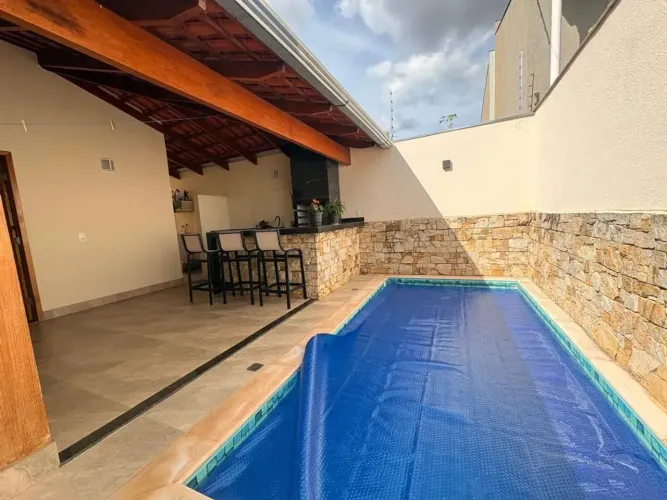 Casa com piscina á venda no bairro Boa Vista - Anápolis - GO