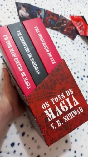 BOX OS TONS DE MAGIA - V.E SCHWAB | DESAPEGO DE LIVROS