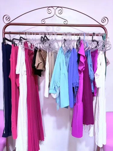 Roupas e outros itens de loja de roupas feminina