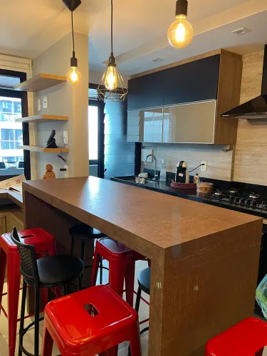 Bancada, 4 bancos de ferro, 4 de plástico, 3 luminárias