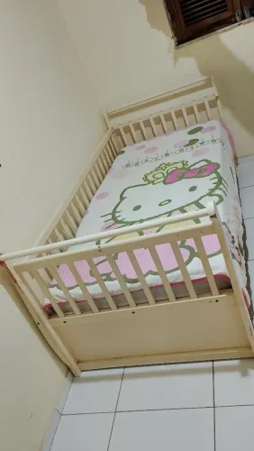Cama infantil de solteiro com o colchão novíssimo