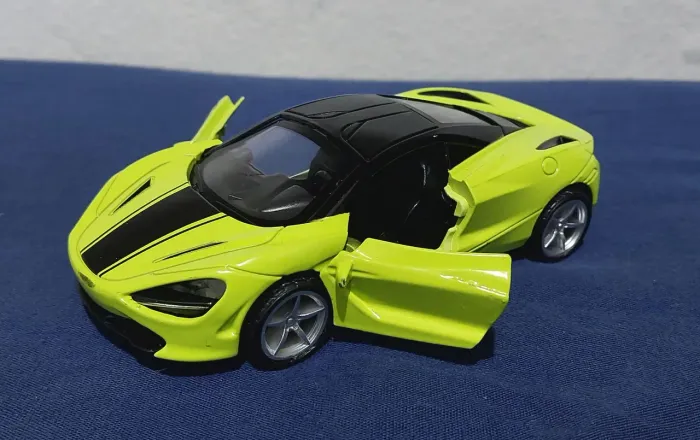 Carrinho McLaren novo