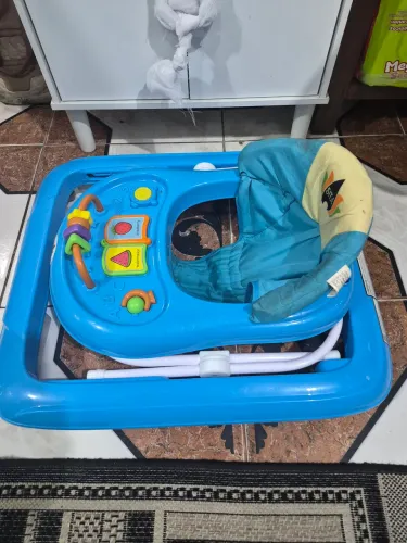 Andador e bicicleta pra bebê.