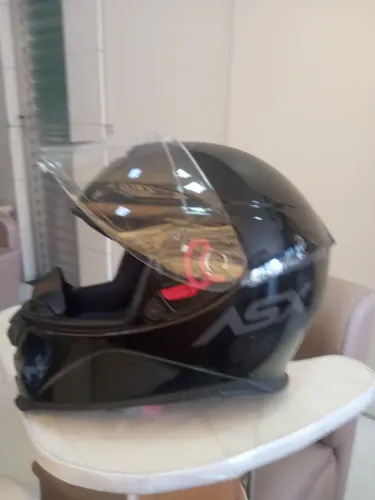 Vendo 2 capacetes um ASX e um HELT