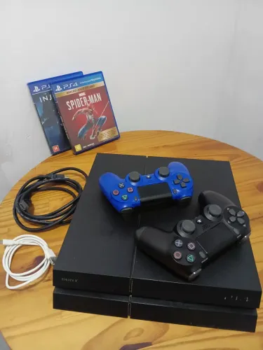 PLAYSTATION 4 + 2 CONTROLES
