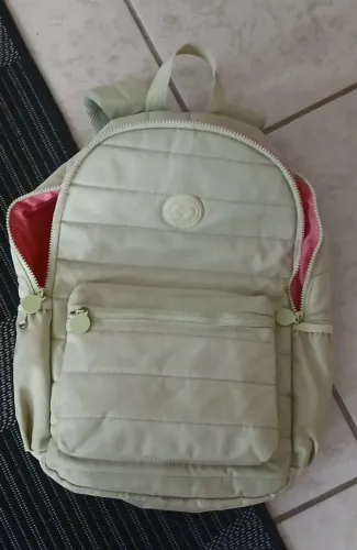 Mochila escolar juvenil verde e rosa.