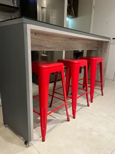 Mesa aparador com banquetas