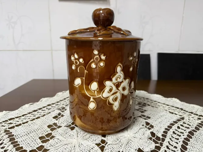 O pote de cerâmica (potiche ou pote para tabaco)