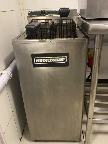Fritadeira Elétrica Zona Fria de Óleo 15 Litros Metalcubas