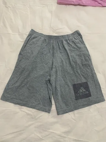 Bermuda Adidas moletom cinza (M)