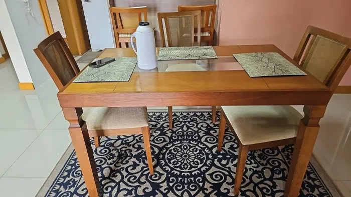 Mesa de Jantar em Imbuia Maciça + 4 Cadeiras (Excelente Estado)