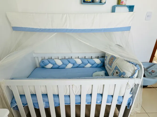Berço acompanhado com kit de menino 
