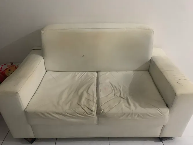 Sofá de dois lugares couro branco 