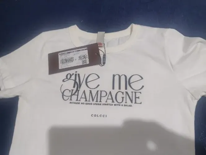 T-shirt nova na etiqueta