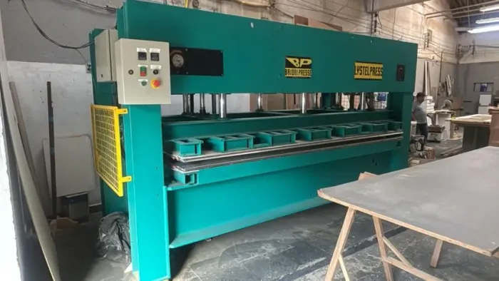 Prensa hidráulica elétrica marca Baione composta de 02 pratos, 01 vão e 06 pistões. 