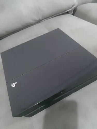 Vendo vídeo game PS4 em bom estado com 2 controles e 2 jogos original por 1300 negócio