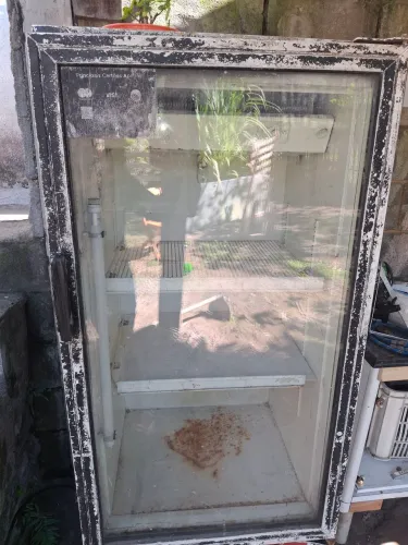 Vendo Expositor/Vitrine Refrigerada - R$ 700,00