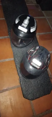 Dois capacete em bom estado