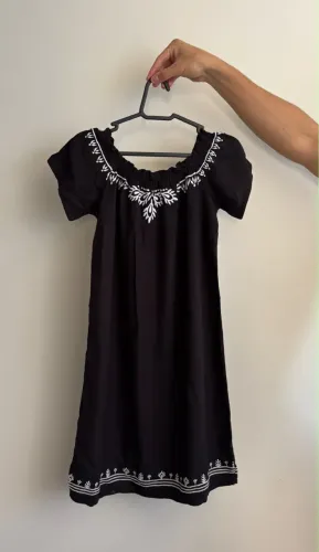 Vestido curto - ombro a ombro com bordados - Tamanho M