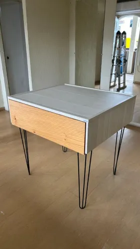 Balcão/Mesa com duas gavetas super moderno em MDF com pés em ferro